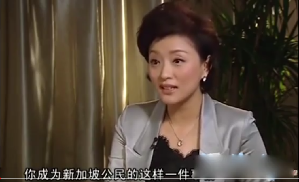 一次，巩俐在节目里被问到：“你为什么加入新加坡国籍，而放弃中国国籍呢？”接下来她