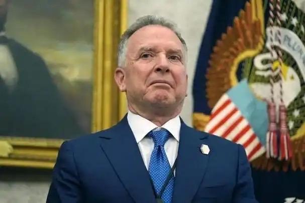 威特科夫到底是特朗普的特使，还是俄罗斯的卧底呀？他为啥要帮俄罗斯说话呢？据凤凰网