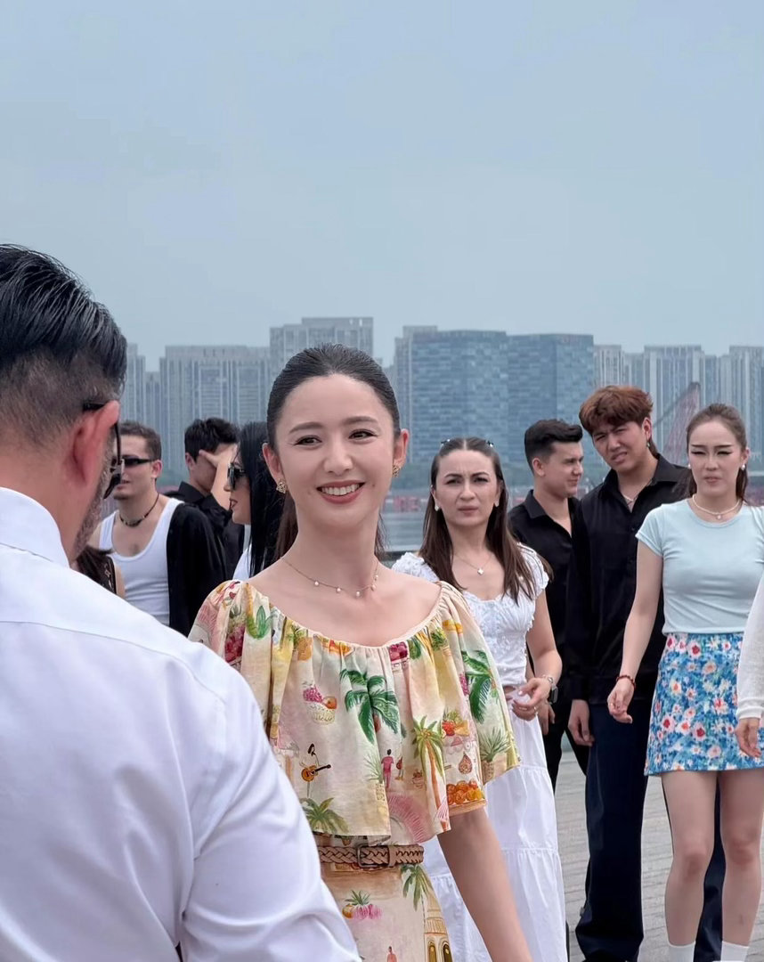 佟丽娅这身造型太出彩，碎花长裙衬得温柔亮眼，站在人群里脱颖而出，美貌浑然天成毫不