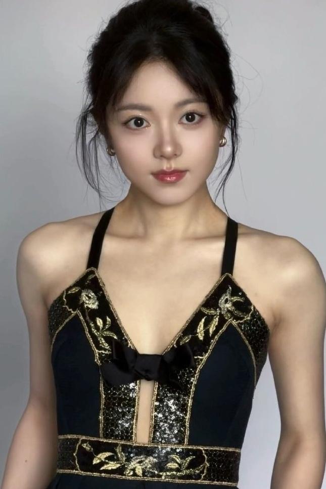 谁能想到当年《小别离》里的小朵朵，如今长成了穿黑金礼裙气场全开的大美女！赵今麦的