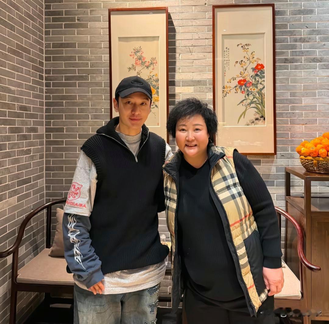 50岁黄晓明现身广东顺德一家餐馆吃饭，他的穿衣打扮时尚有型，脸部素颜皮肤很好，身