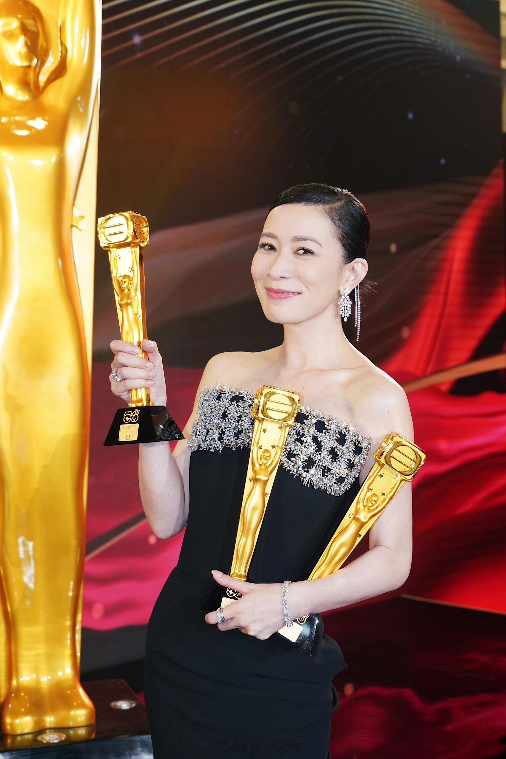 当48岁的佘诗曼第三次举起视后奖杯，她证明了一件事：真正的演员从不被年龄定义。从