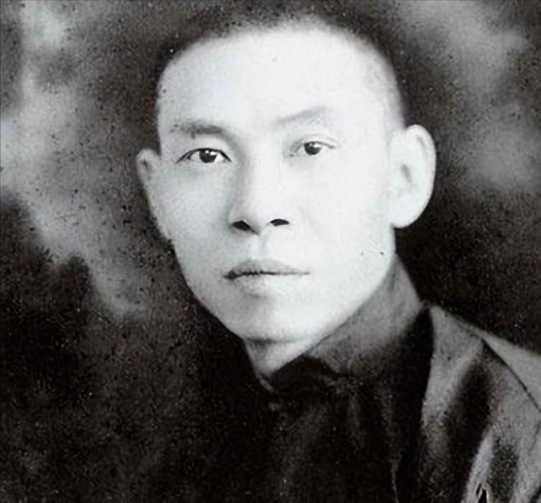 1945年9月，杜月笙前往上海，认为当不了市长至少也是副市长。火车快到上海时，蒋