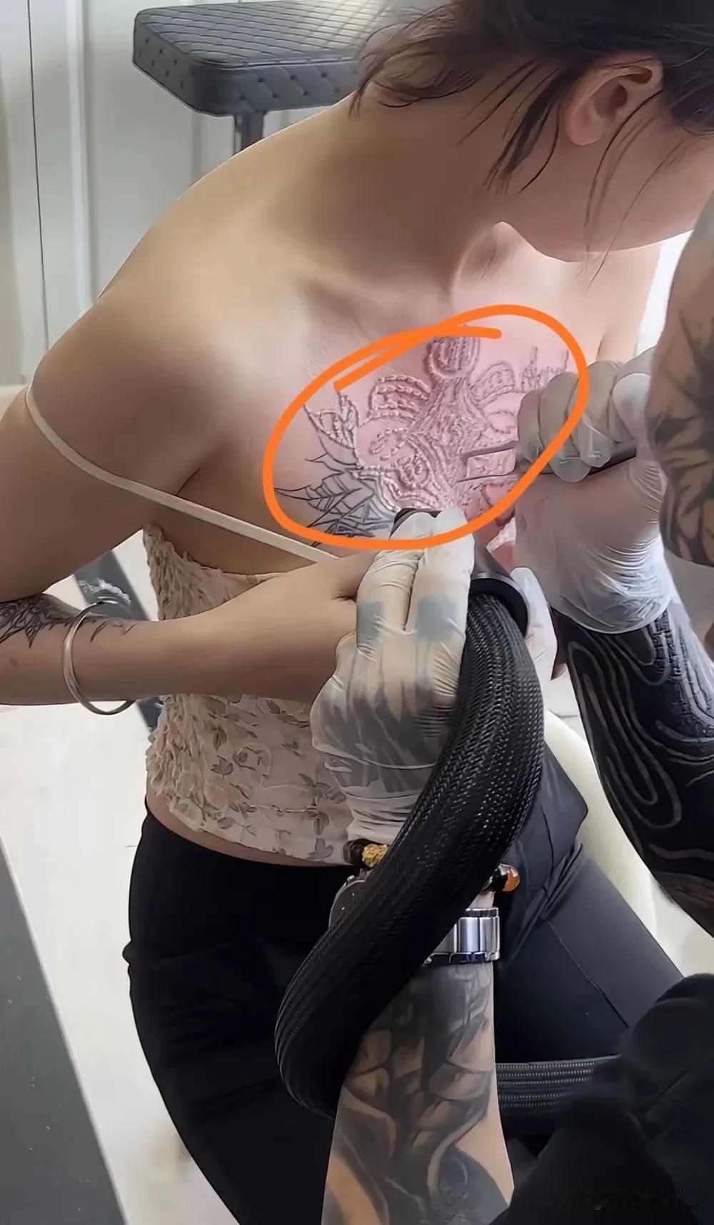 这种纹身的女人大多都是不自信，希望通过不伦不类的外形吸引他人，归根结底还是一