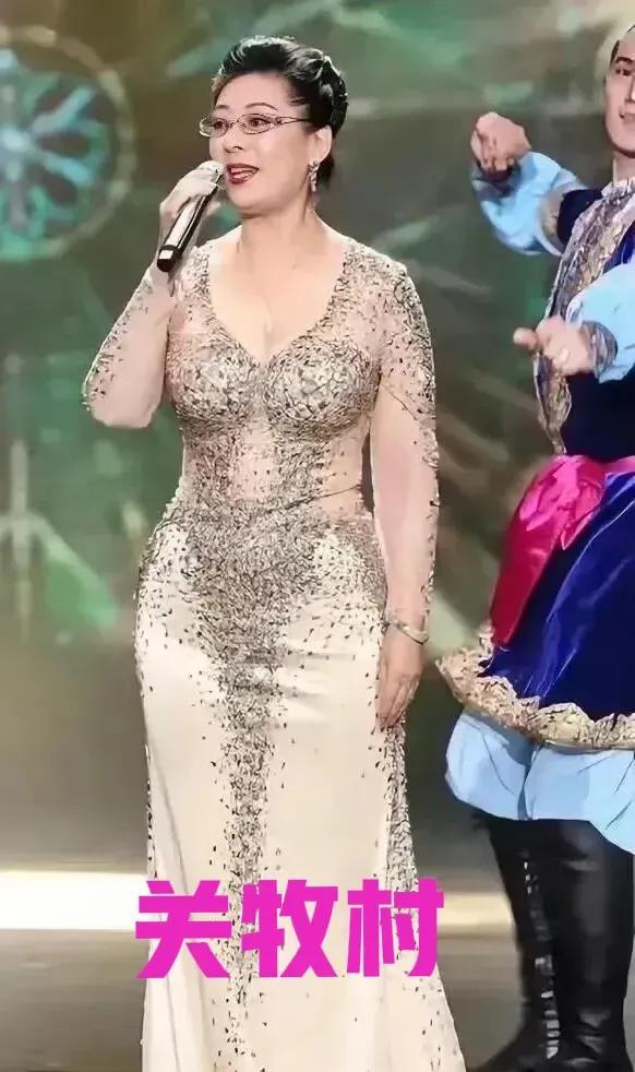 我小时候最反感听关牧村唱歌，感觉她像个傻大姐，明明是个美女，可声音却低沉得像个大