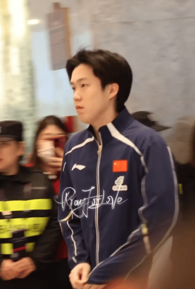 3.8日，王楚钦在酒店出发去参加活动。根据经验，国乒今天会去多个地方，参加国