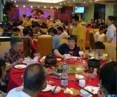 随了一份礼，来了八个人！前几天参加同学孩子婚礼，刚坐上桌就遇到一个熟人，随便选