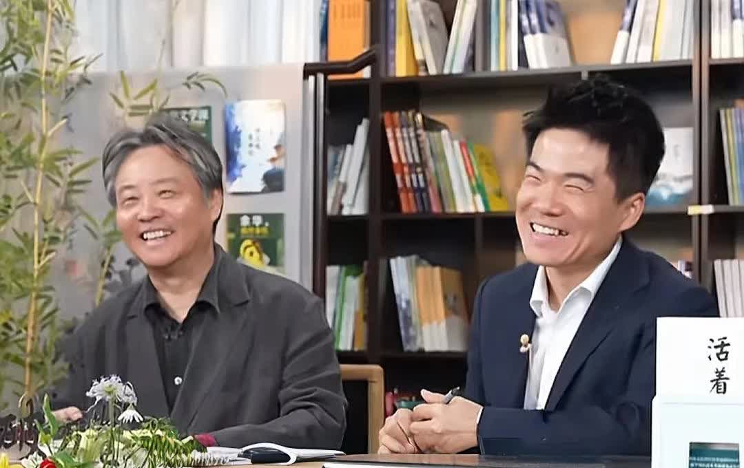 报告余华老师有人在几十万人面前蛐蛐你董宇辉真爱吃瓜不光董宇辉爱吃瓜
