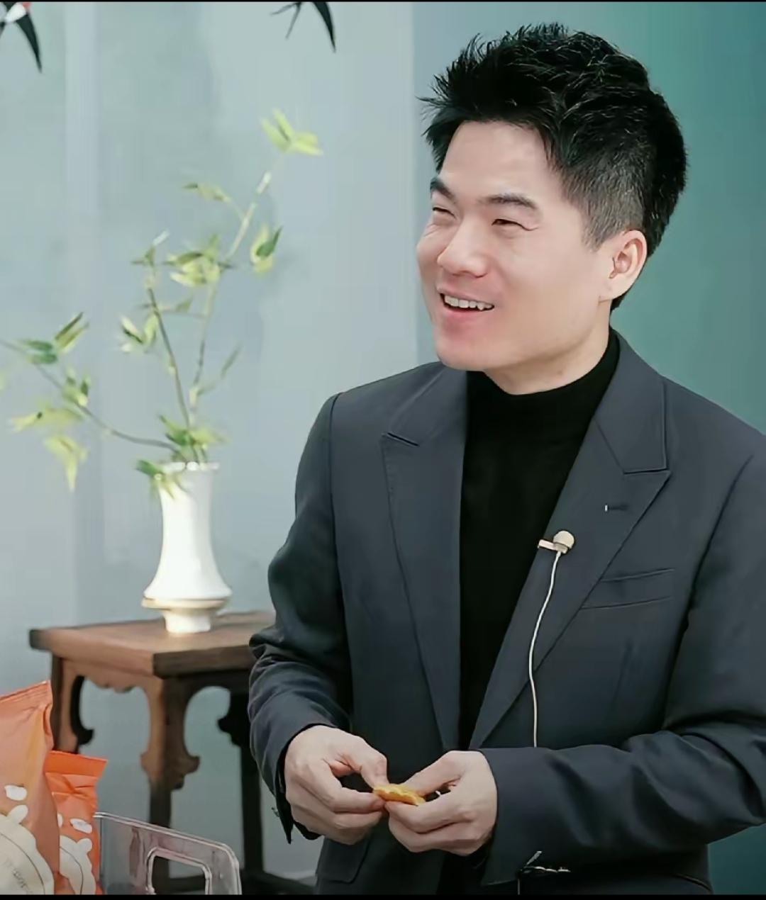 同样是离职，格局真的差太多了！董宇辉离开老东家时，全程体面，半句坏话没说