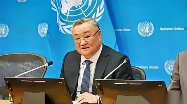 欠了46亿美元会费的美国，眼睁睁看着中国代表傅聪接过安理会主席的槌子。傅聪当着各