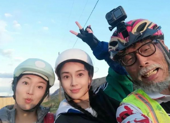 杨颖资助骑行老者2万旅费，老者发文却被指道德绑架