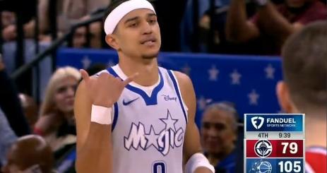 快船队被嘲讽了！今天快船对阵魔术的比赛，第四节9分39秒，布莱克外线三分球命