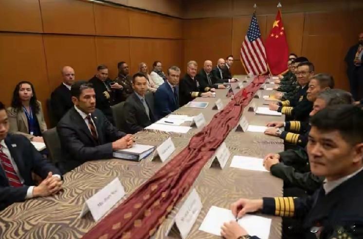 美国近期内讧吵到出圈！特朗普想务实接受中美平起平坐的现实，美国鹰派却炸了锅，直接