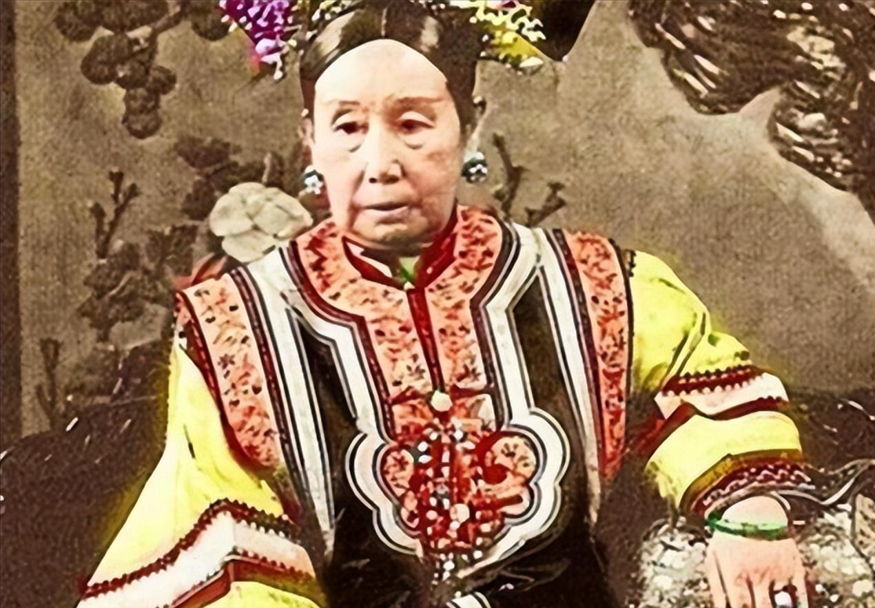 1900年，慈禧狼狈逃窜至山西首富家，临行时，慈禧让乔家借她10万两，乔致庸扑通