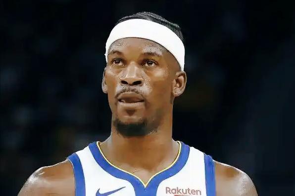 巴特勒累了！镜头捕捉到第一节7分多钟，他在罚球线上就弯着腰双手扶着膝盖喘粗气。