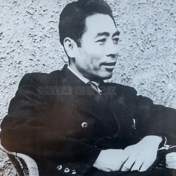 我们不得不佩服周总理的智慧与冷静。这是我们敬爱的周总理的照片，以前听老师讲过周