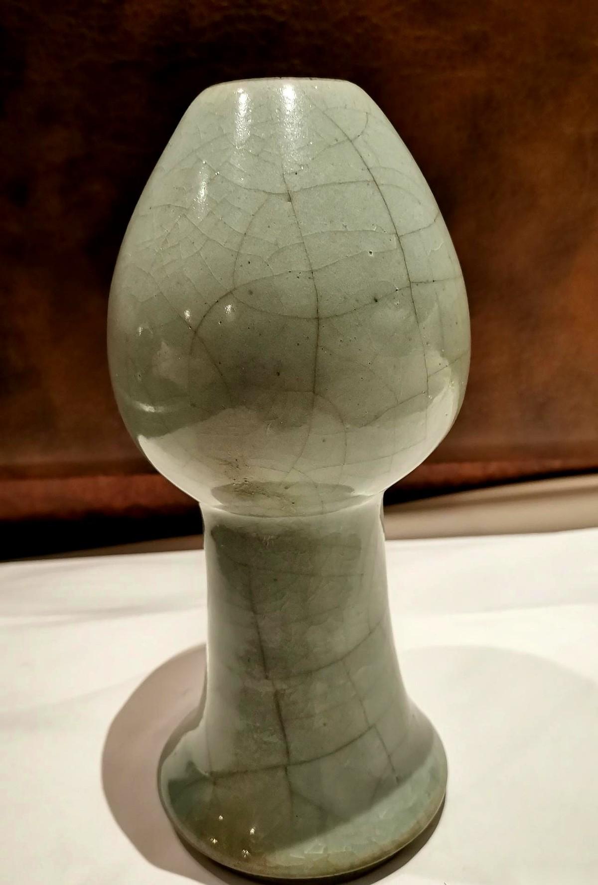 三分之一。你找老专家掌过眼的宝贝，有三分之一，是假的。广东文物鉴定站的数据，