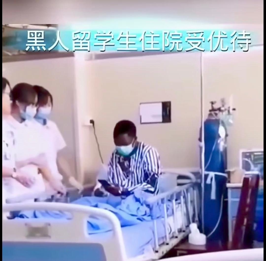 一位脚受伤骨折的住院者拍视频抱怨：和他住同一个病房的外籍留学生，因胳膊受伤住院，