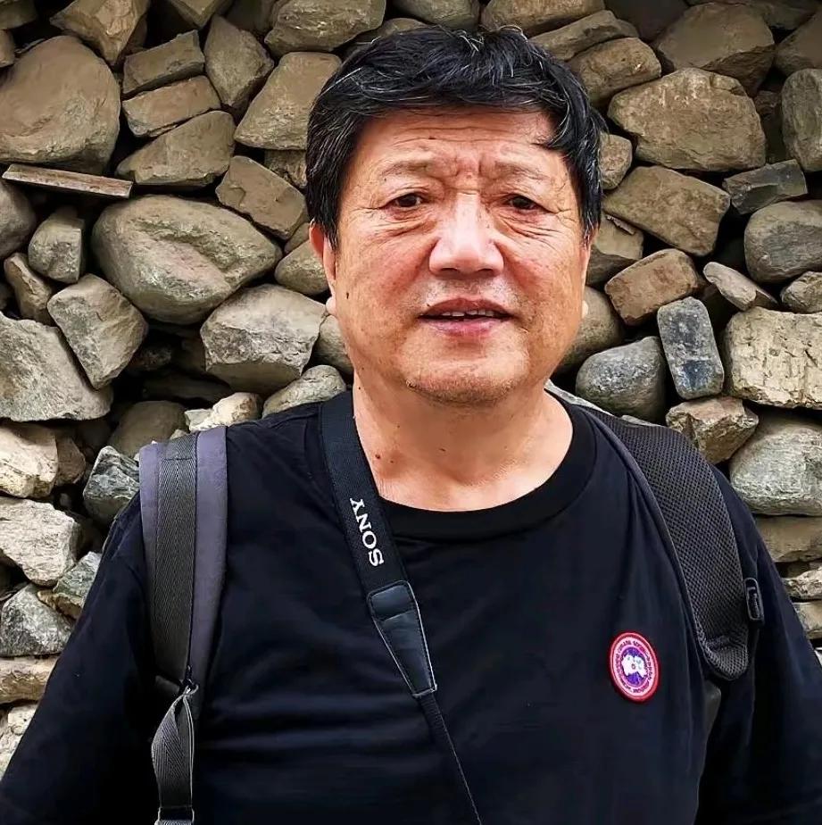 秦焰老师走了，72岁。不少人说他一辈子没结婚、没孩子。我去翻了翻，发现他好像真