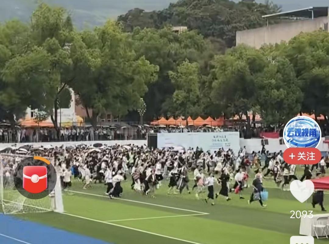 刚才接连刷到母校西南大学的学弟学妹们招聘现场奔跑的图片，心中不禁感慨，读书不易，