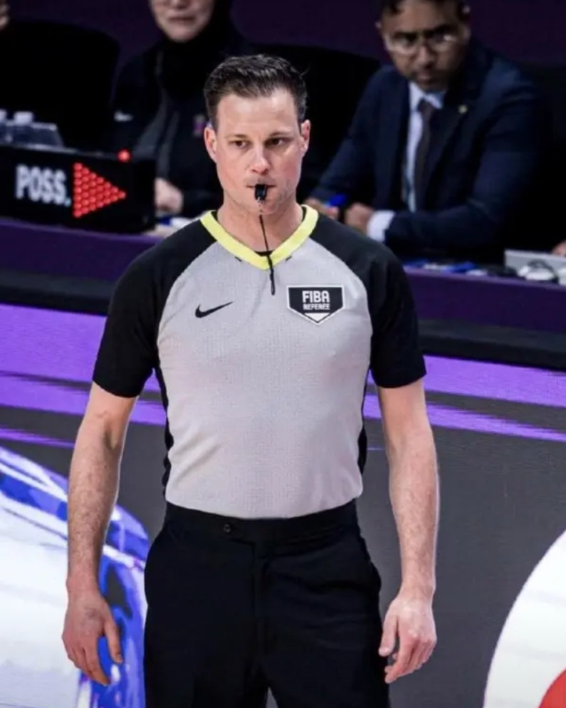 这场中日男篮，被裁判黑得太离谱！应该投诉他！    以后还是少骂CBA裁判了，