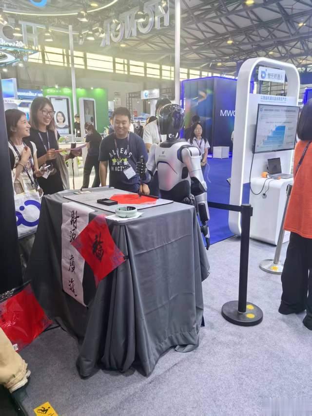 智元机器人亮相MWC, 开启通信行业机器人服务新纪元