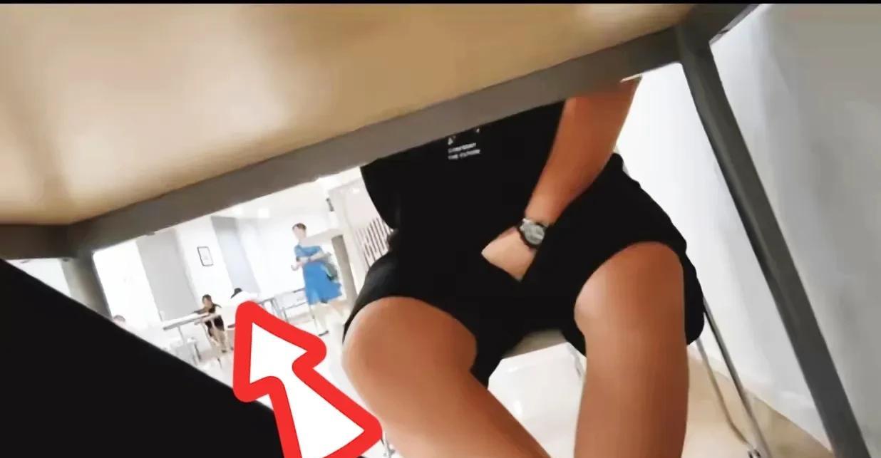 我真服了武汉大学性骚扰事件中的杨某女，从她自己拍摄的图片来看，当时武大图书馆里的