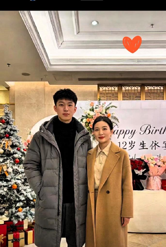 哥嫂离婚双双弃养，姑姑扛起重担带大侄子，如今182帅小伙拿下全科状元，一句“养老
