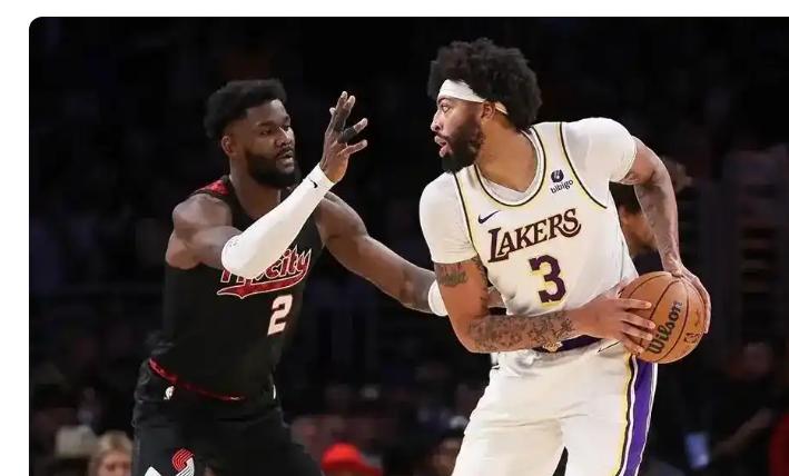 艾顿打的比浓眉戴维斯更加的高效，而且是个正牌的中锋，身体还皮糙肉厚的。非常壮实。