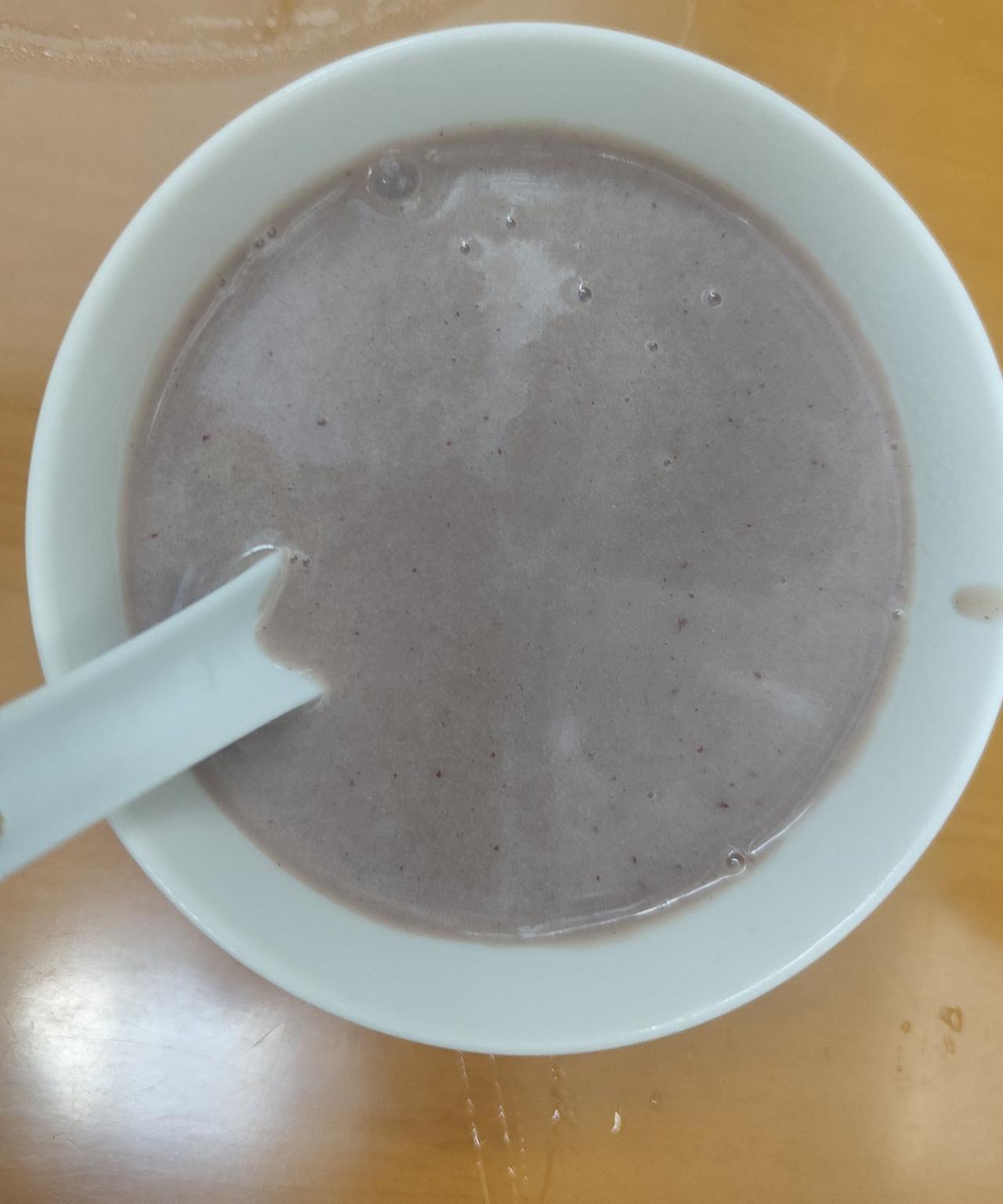 我的早餐还算丰盛。昨天晚上我就把莲子，黄豆，糙米泡一点。早上起来在把红枣