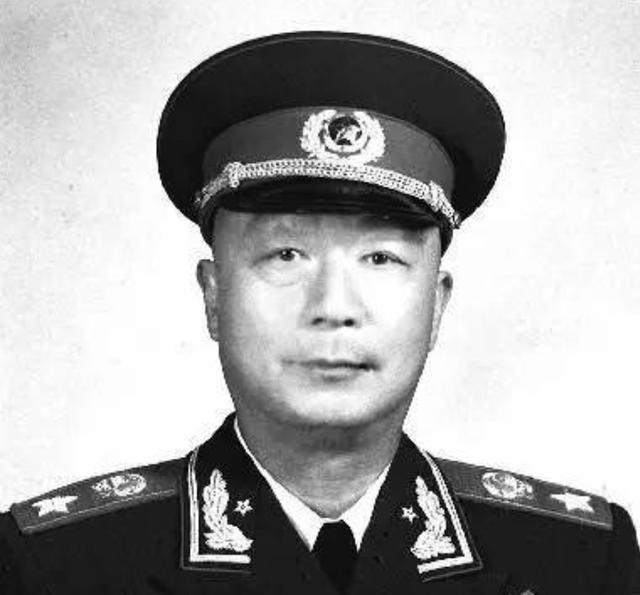 聂荣臻年轻时在香港做地下工作。有一天，他陪妻子买衣服，突然他低声说：“有情况，快