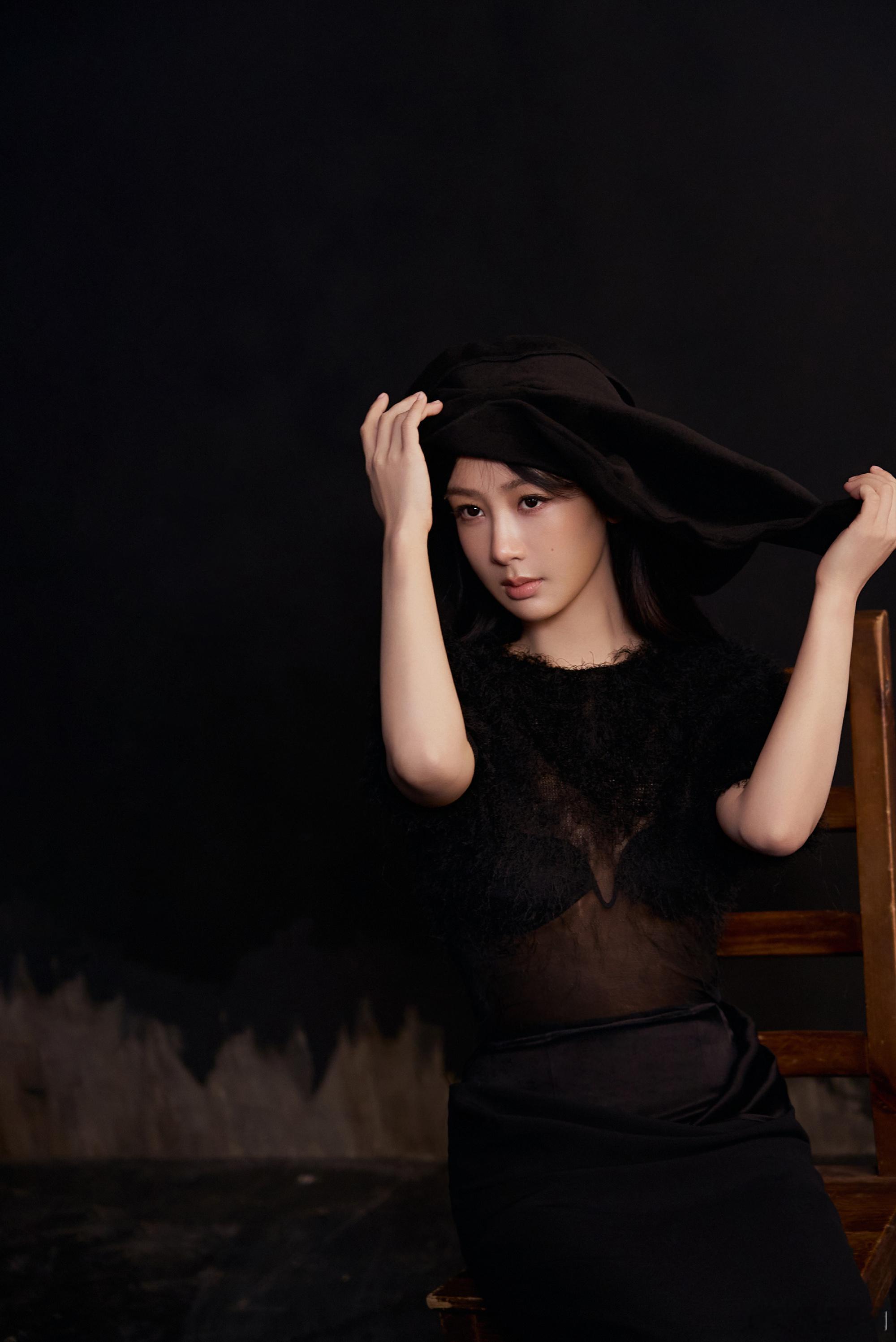 杨紫的可塑性啊！焦糖色背心配皮裙又野又美，黑纱造型自带神秘感，还有抱小狗的温柔治