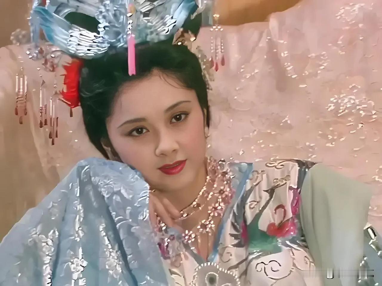 朱琳扮演的女儿国国王，时而霸气、时而娇俏、时而端庄、时而柔美，其人物形象丰满而灵