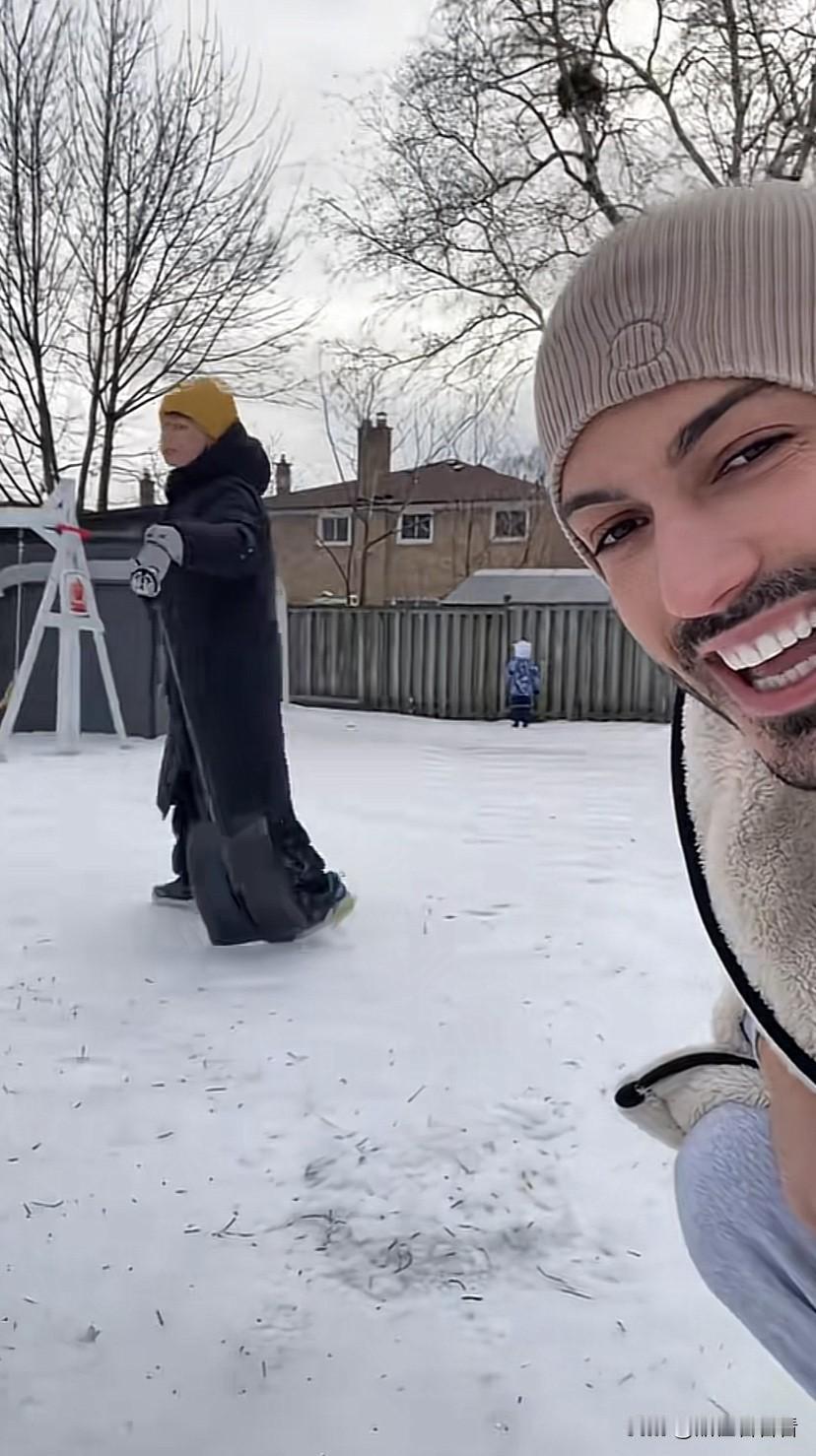 罗兰多带小宝去加拿大跨年，小宝跟几个表弟在一起，一个模子刻出来的，傻傻分不清楚