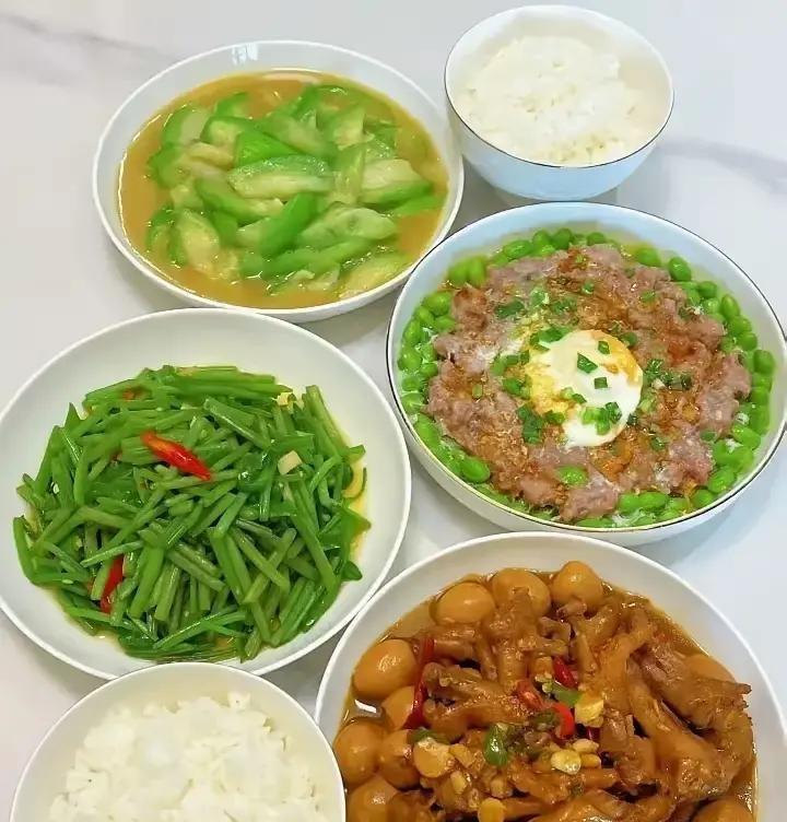 我妈五姐妹。我从十六岁记到现在，心里一直堵着一口气。大姨退休金9200，二