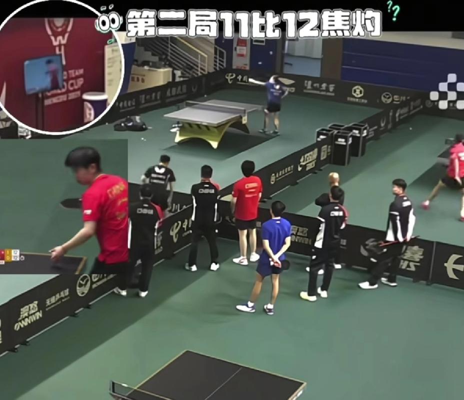 莎莎打个球，后场多少人齐刷刷的观战，男队都不训练了，教练带头盯着屏幕看。