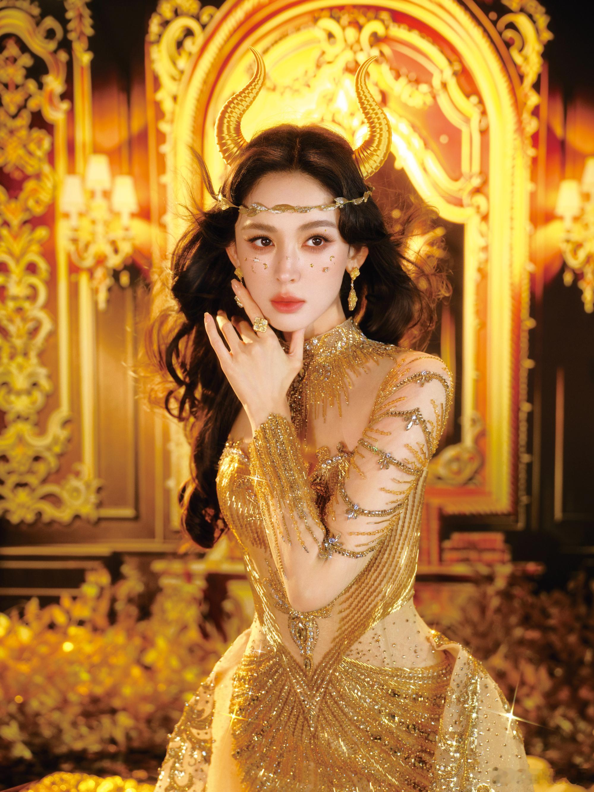 娜扎34岁庆生照娜扎金牛座宫廷风生日照鎏金岁月，34岁的古罗马女神降临。生日快乐