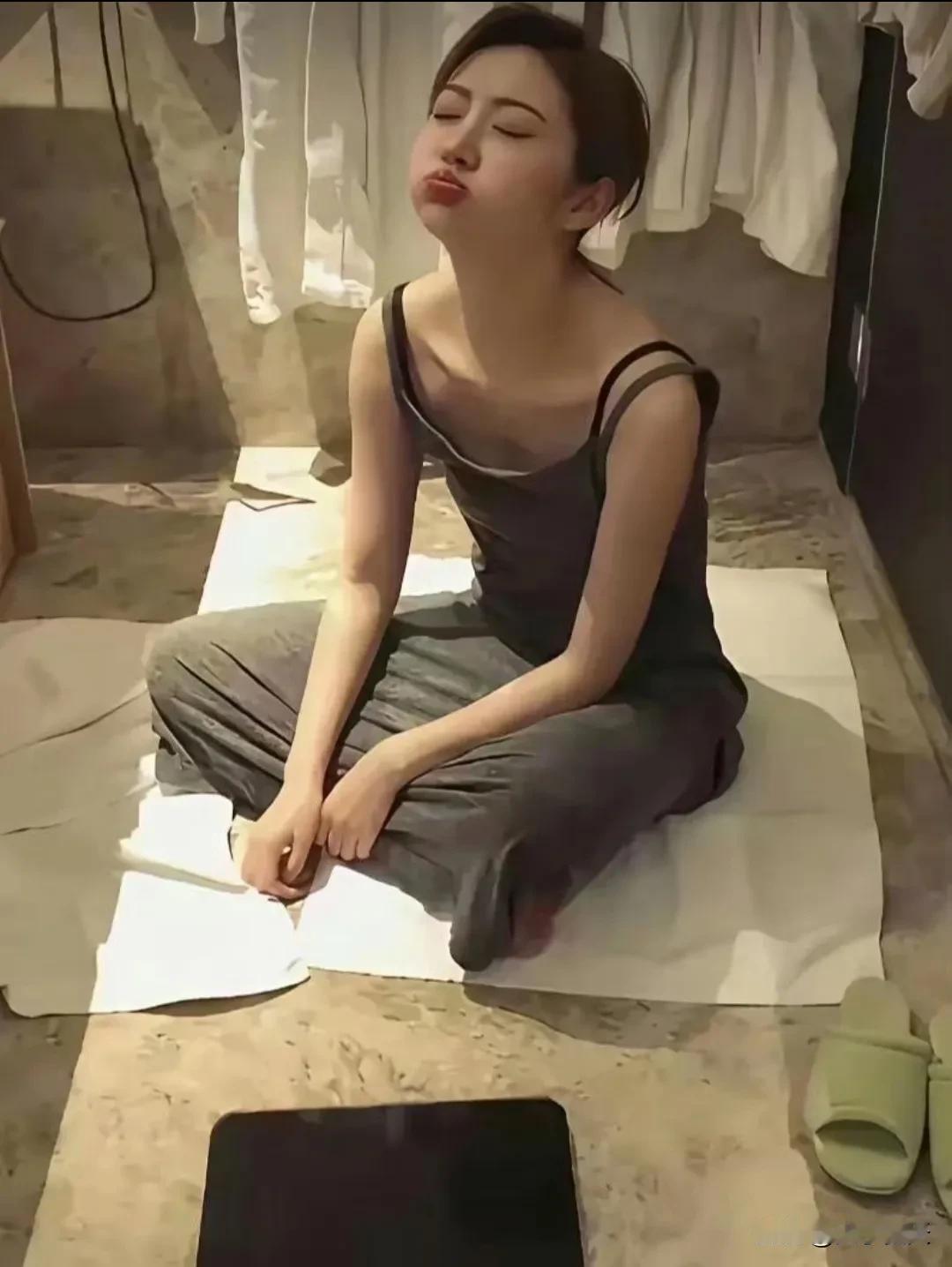 很奇怪，景甜都瘦成这样了，体重还是过百了。​