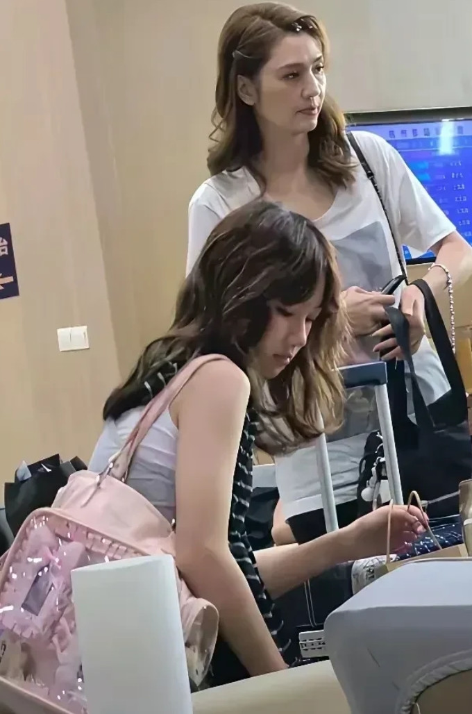 第一次见洪欣的女儿，不得不说，小姑娘真是遗传了妈妈的好基因，长得真漂亮。[大