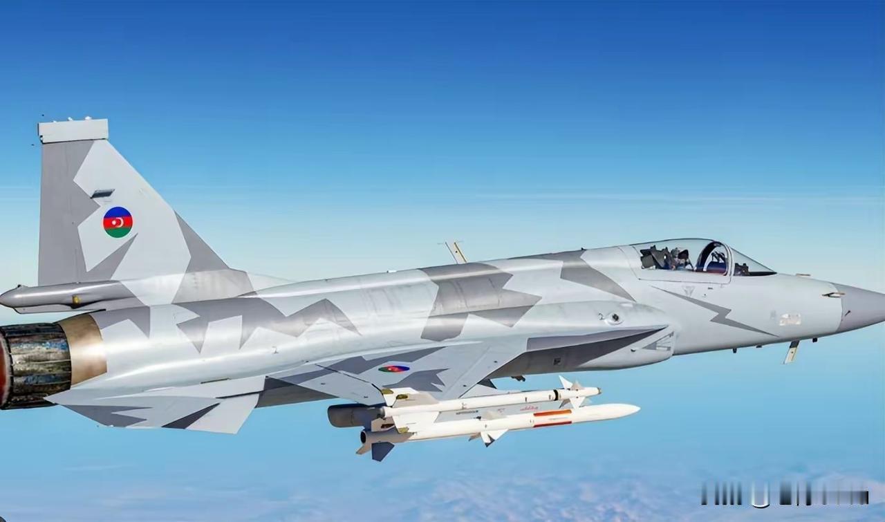 9. 印巴关系紧张之际印度空军官员在迪拜航展参观巴方展馆：2025年迪拜航展上