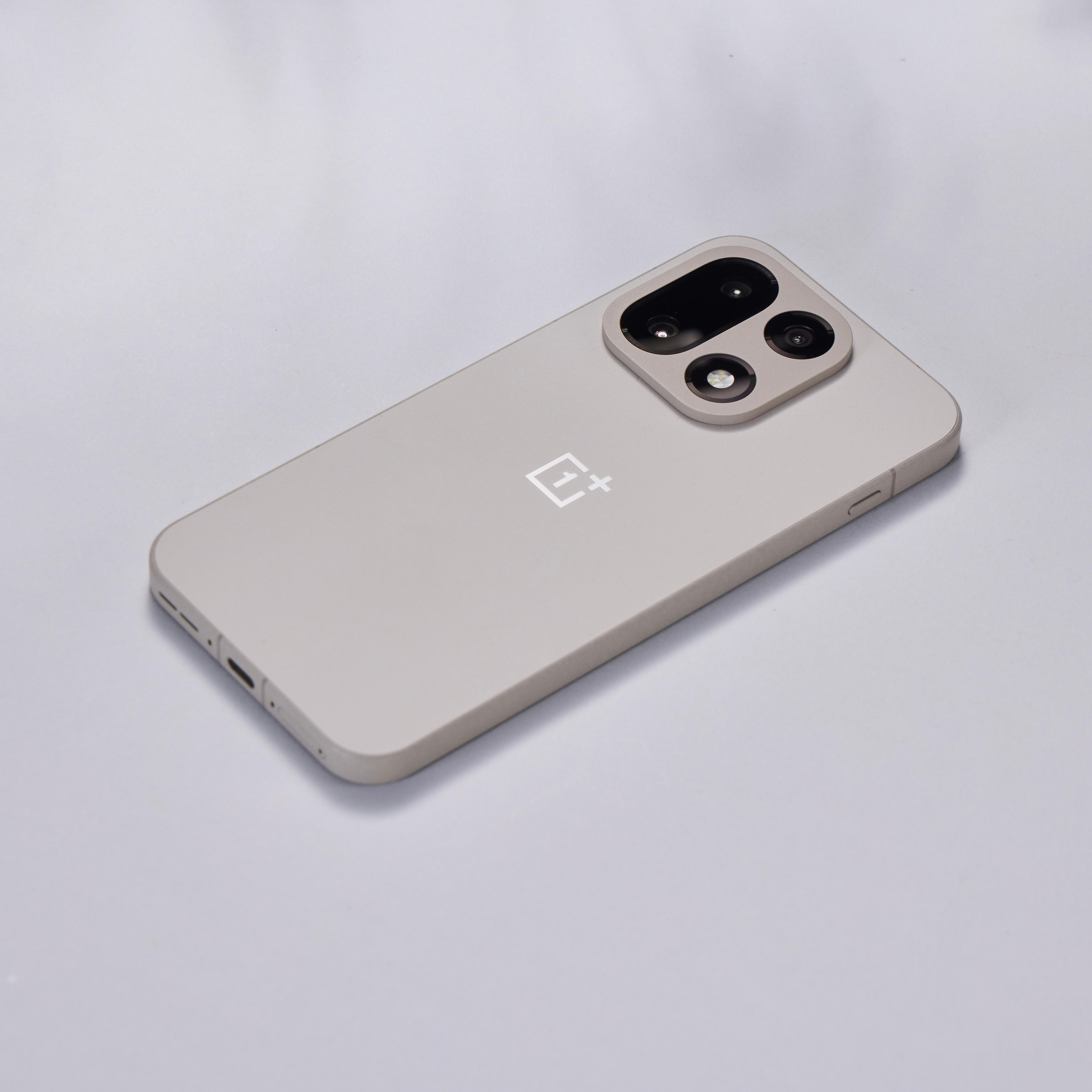 最近两年数码圈的手机，特别是这些子品牌的旗舰，真是越来越“水桶”了。iQOO1