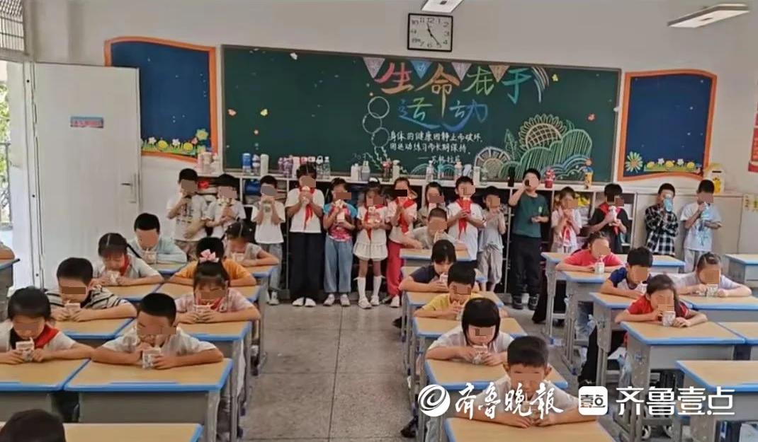 武汉市江夏区某小学。班主任发了视频在家长群。订了学生奶的孩子坐在座位上喝，没订