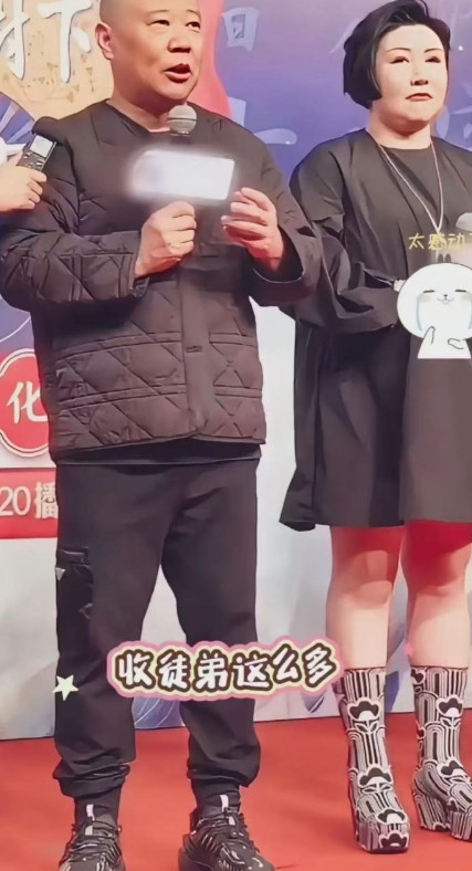 这两口子的打扮从来不让人失望。