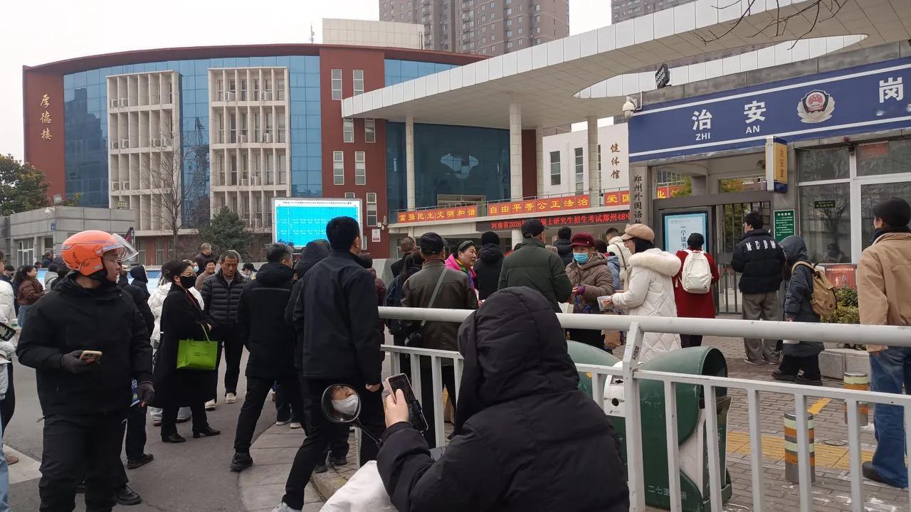 2026考研现场太真实了！考场缺考五六个不算新鲜，出来的考生更是几家欢喜几家愁