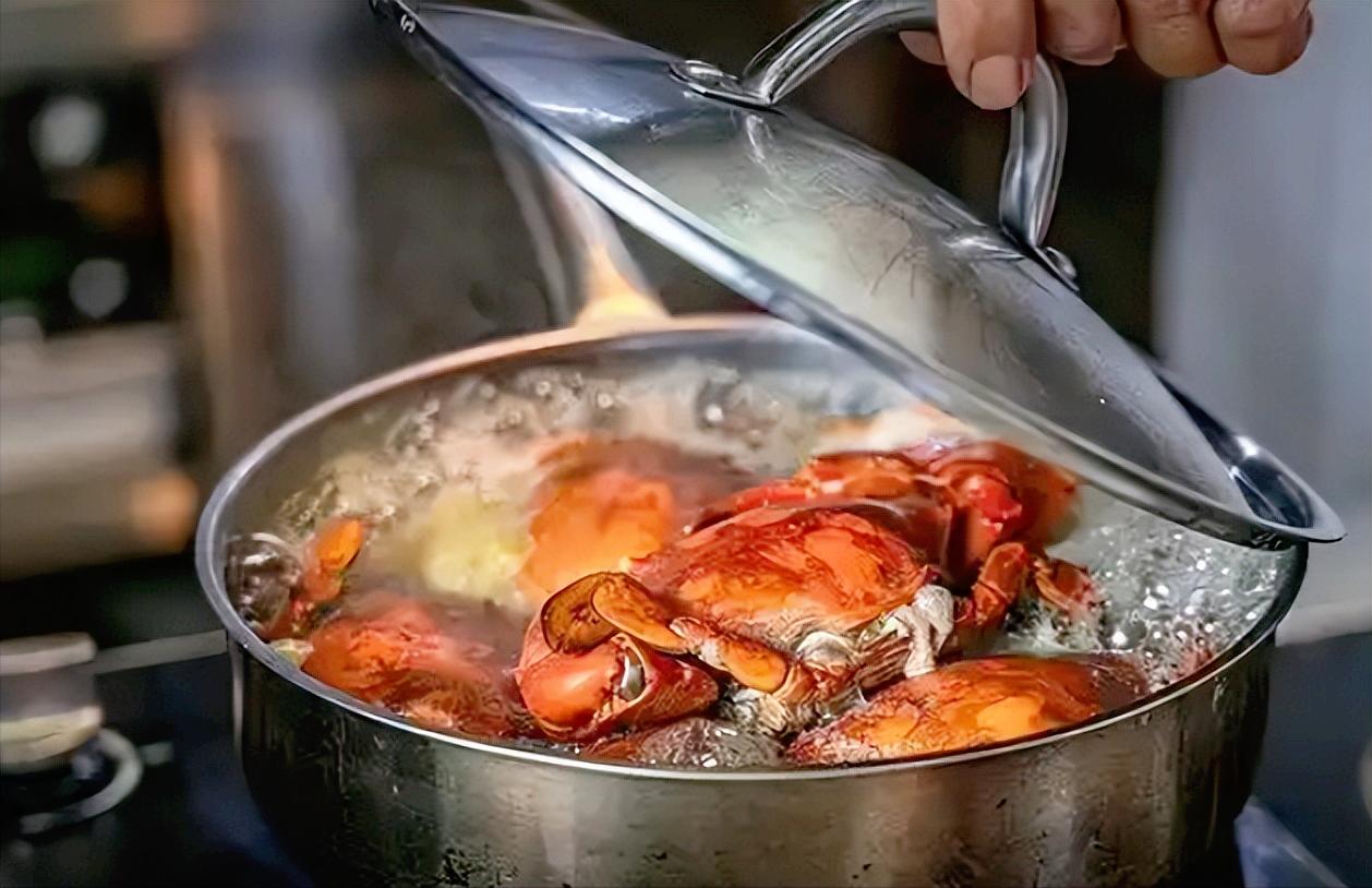 管得太宽了！最近英国出了个新鲜事，最近政府发了条新规，以后餐馆不能直接把活龙虾、