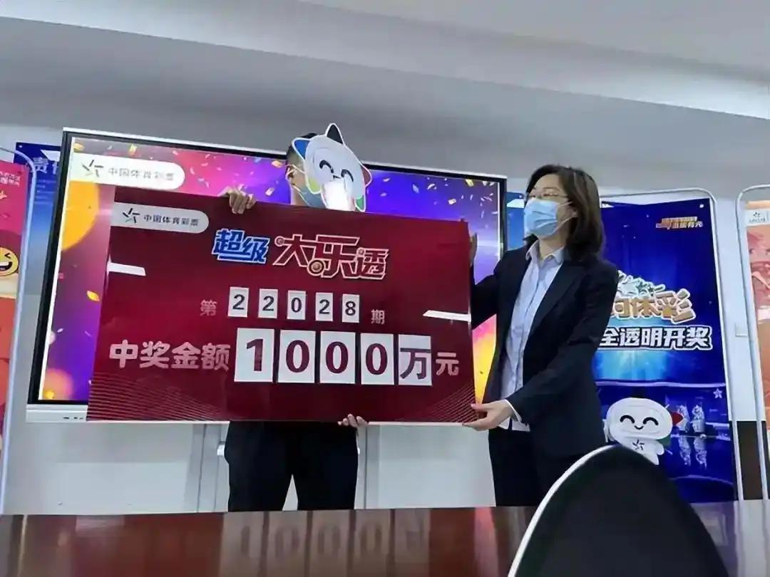 彩票中了800万，钱一进银行卡，银行已“盯上你”了！很多人以为中了大奖就能“躺平