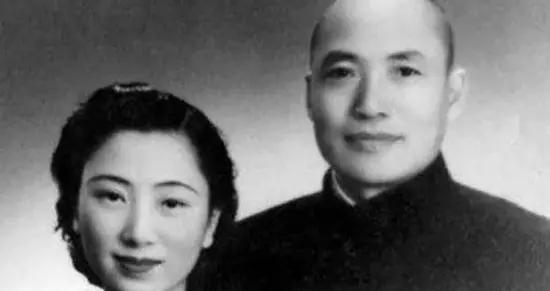 一天夜里，四川军阀杨森留宿九姨太蔡文娜房里，二人一夜缠绵。红烛摇曳中，这个年