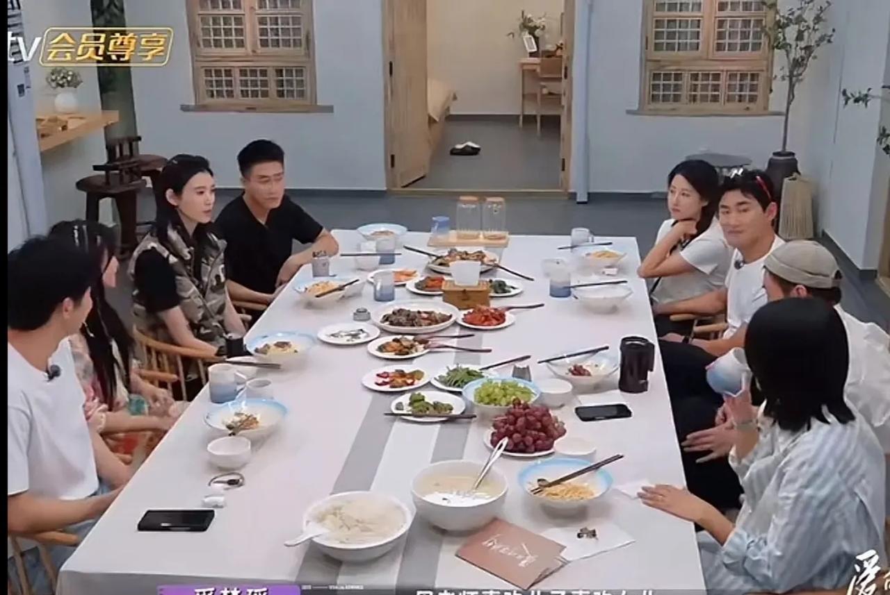 奚梦瑶问周一围，喜欢儿子还是女儿？周一围说女儿。一旁的朱丹教育他，儿子会看到。何