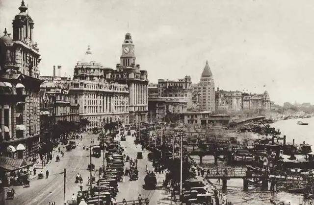 1946年，地下党员吴群敢前往指定地点接头，突然发现对方是国军中将，大惊之下脱口