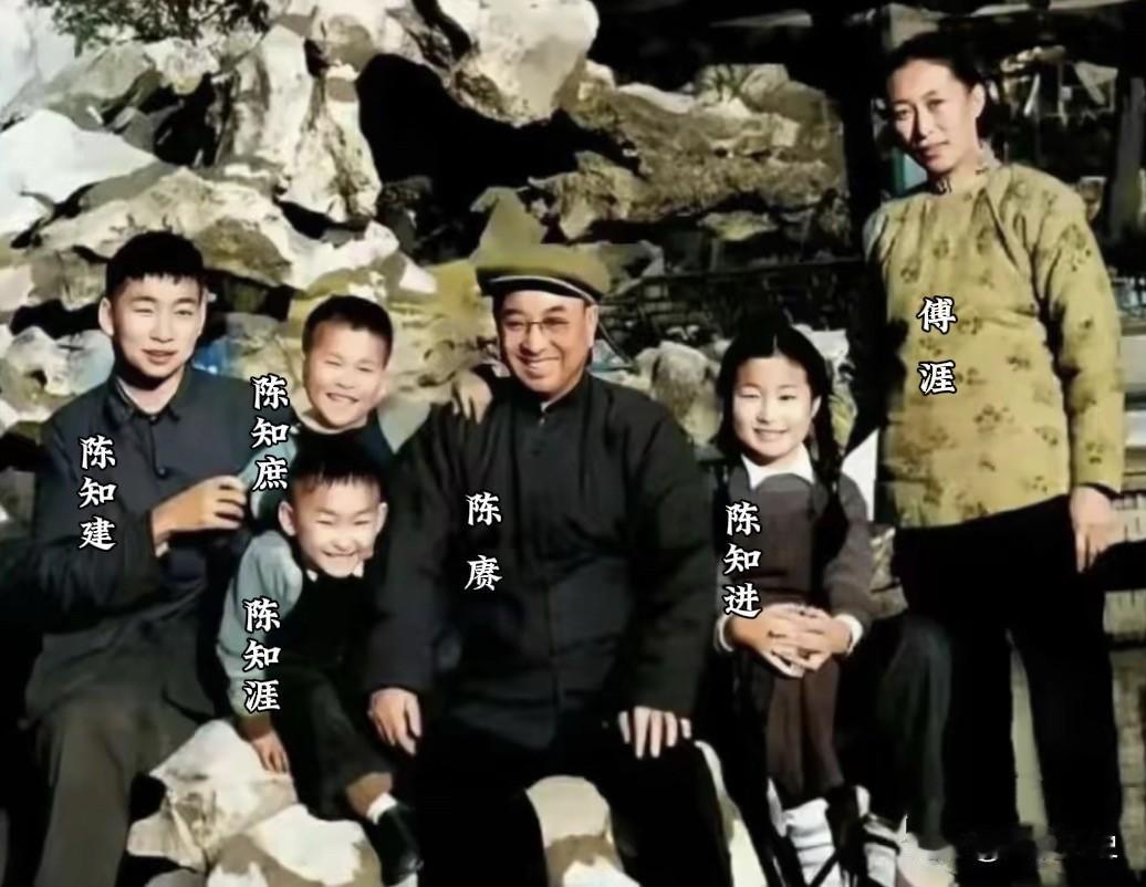 这张合影让无数国人为之泪目！这是开国大将陈赓将军生前最后一张全家合影！196